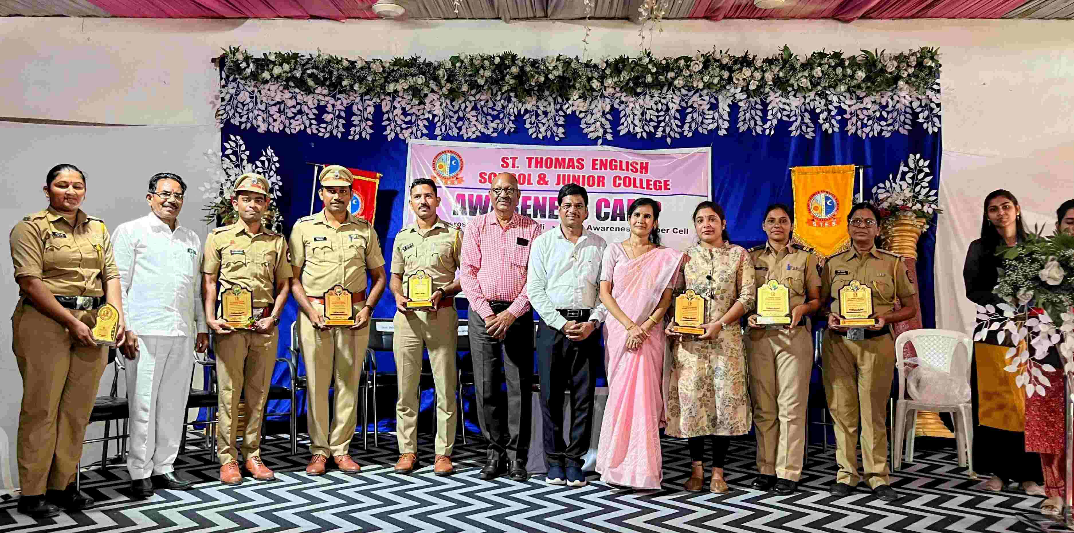 सेंट थॉमस इंग्लिश स्कूल में साइबर सुरक्षा, सड़क सुरक्षा एवं पुलिस दीदी जागरूकता शिविर संपन्न